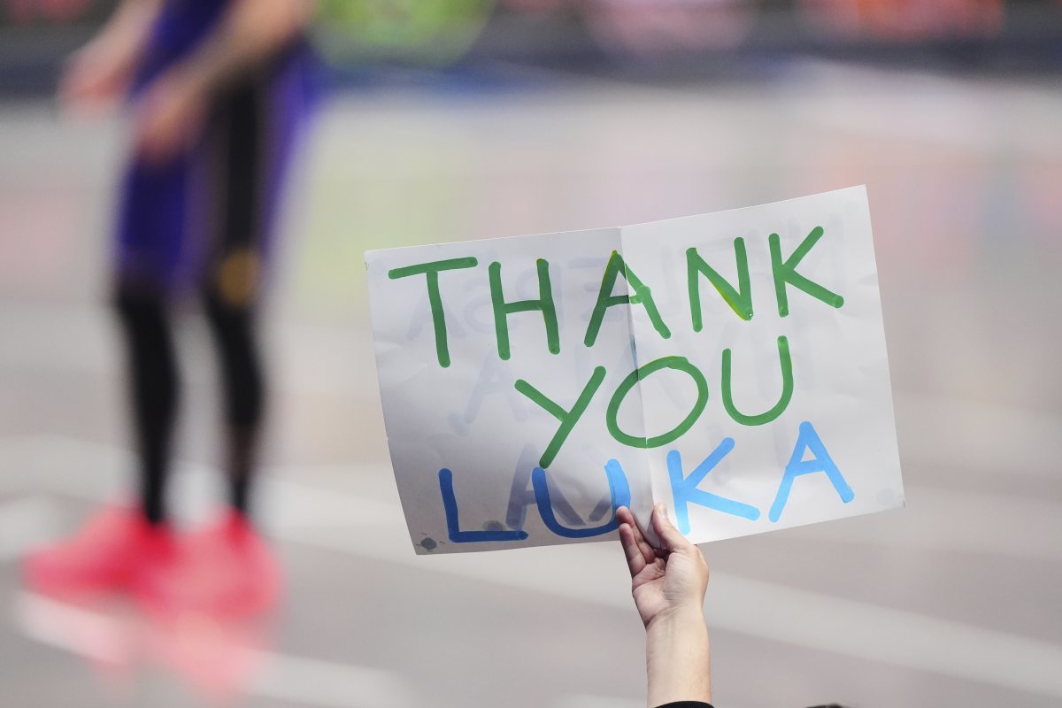 LA 레이커스 루카 돈치치(가운데)가 10일(한국시간) 아메리칸 에어라인스 센터에서 열린 댈러스전에 출전했다. 이적 후 첫 번째 댈러스 원정에서 나선 돈치치에게 감사를 표하는 등 댈러스 팬들은 야유가 아닌 뜨거운 박스와 환호를 보냈다. 댈러스(미 텍사스주)｜AP뉴시스