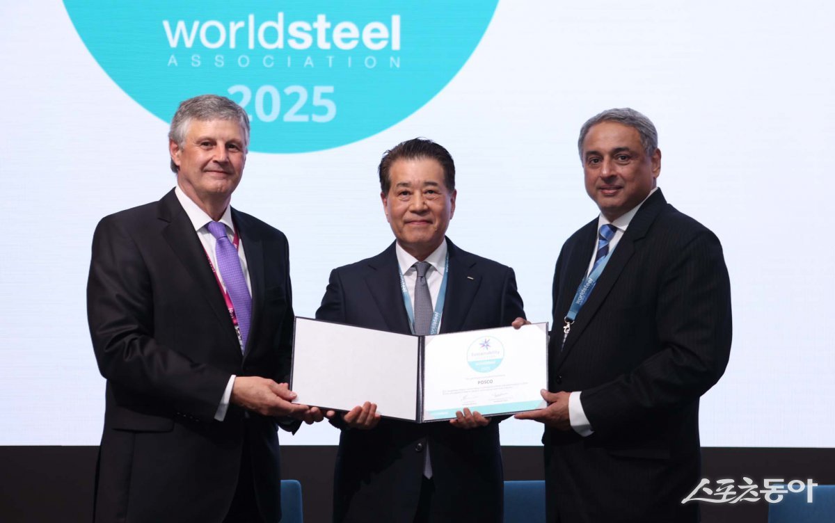 포스코가 4년 연속 지속가능성 최우수 멤버(Sustainability Champion)에 선정됐다.  에드윈 바쏜 세계철강협회 사무총장, 장인화 포스코그룹 회장, 나렌드란 세계철강협회장 겸 타타스틸 회장(왼쪽부터). 사진제공 ｜포스코