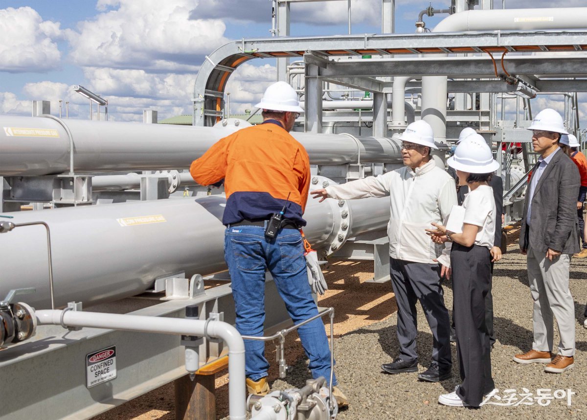 장인화 포스코그룹 회장(왼쪽 두 번째)이 9일 호주 퀸즐랜드주 세넥스에너지 가스전 현장을 찾아 사업을 점검하고 있다. 사진제공｜포스코