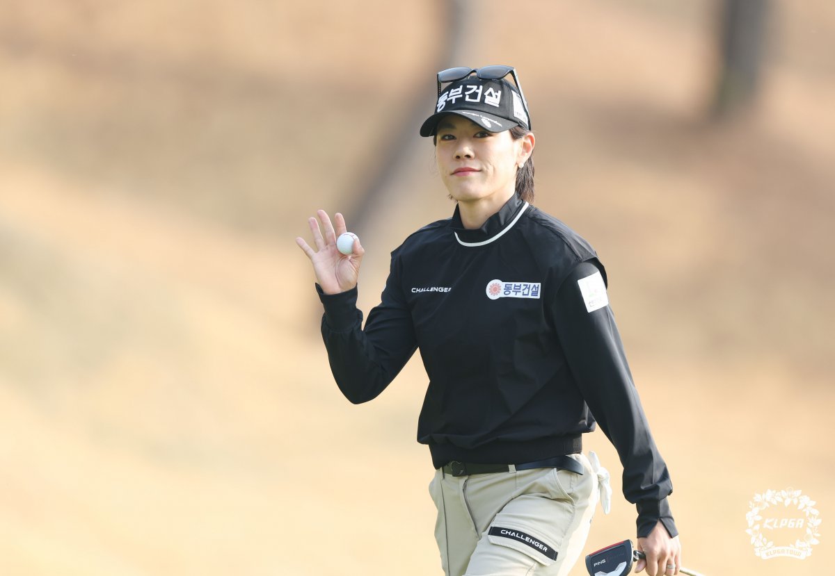 iM금융오픈 2025 1라운드 10번 홀을 마치고 이동하며 환한 미소를 짓고 있는 박주영. 사진제공 | KLPGA