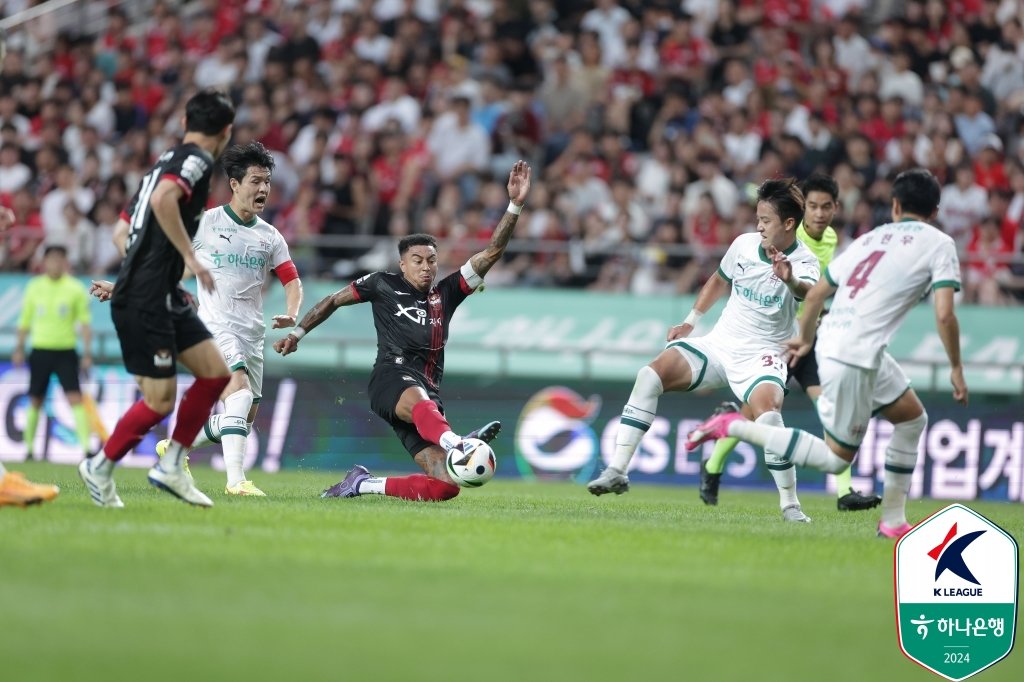 지난해 7월 서울월드컵경기장에서 열린 K리그1 경기에서 FC서울의 린가드(가운데)가 대전하나의 수비진을 뚫고 슛을 시도하고 있다. 사진제공｜한국프로축구연맹