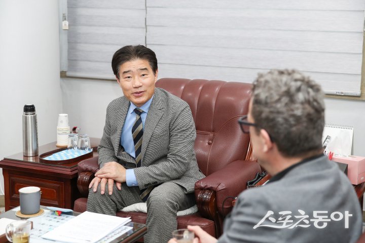 김운남 의장(윈쪽)이 지난 9일, 고양시에 설립이 추진되고 있는 ‘룩셈부르크 고양보건연구소(LIH-G)’와 관련하여 울프 네르바스 룩셈부르크 보건연구소(LIH) 원장과 환담하고 있다. 사진제공ㅣ고양시의회