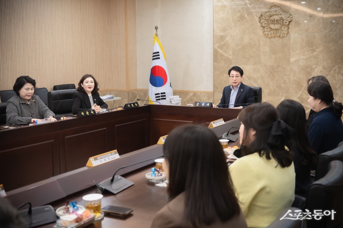 조성대 의장(가운데)이 10일 남양주시의회 소회의실에서 남양주시 어린이집 연합회 임원진과 간담회를 하고 있다.  사진제공ㅣ남양주시의회
