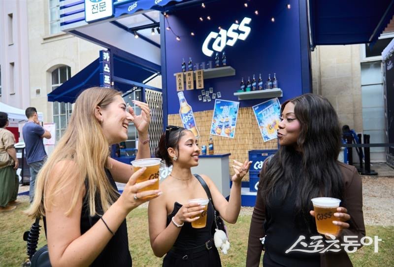오비맥주는 파리 올림픽 기간 프랑스 파리에 한국식 포장마차 ‘카스 포차‘ 를 열어 하루 평균 800잔 이상을 판매하는 성과를 거뒀다. 사진제공 ｜오비맥주
