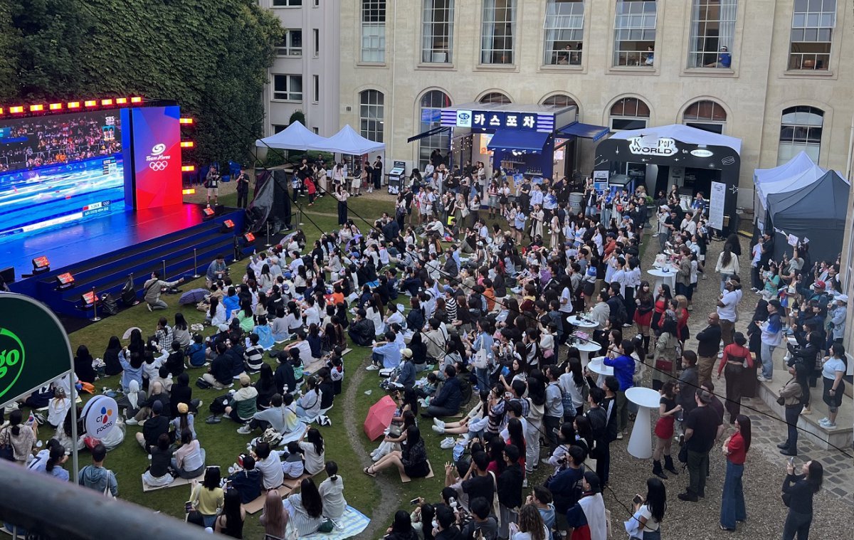  국가대표 선수부터 파리지앵까지 방문한 오비맥주 ‘카스 포차’. 사진제공 ｜오비맥주