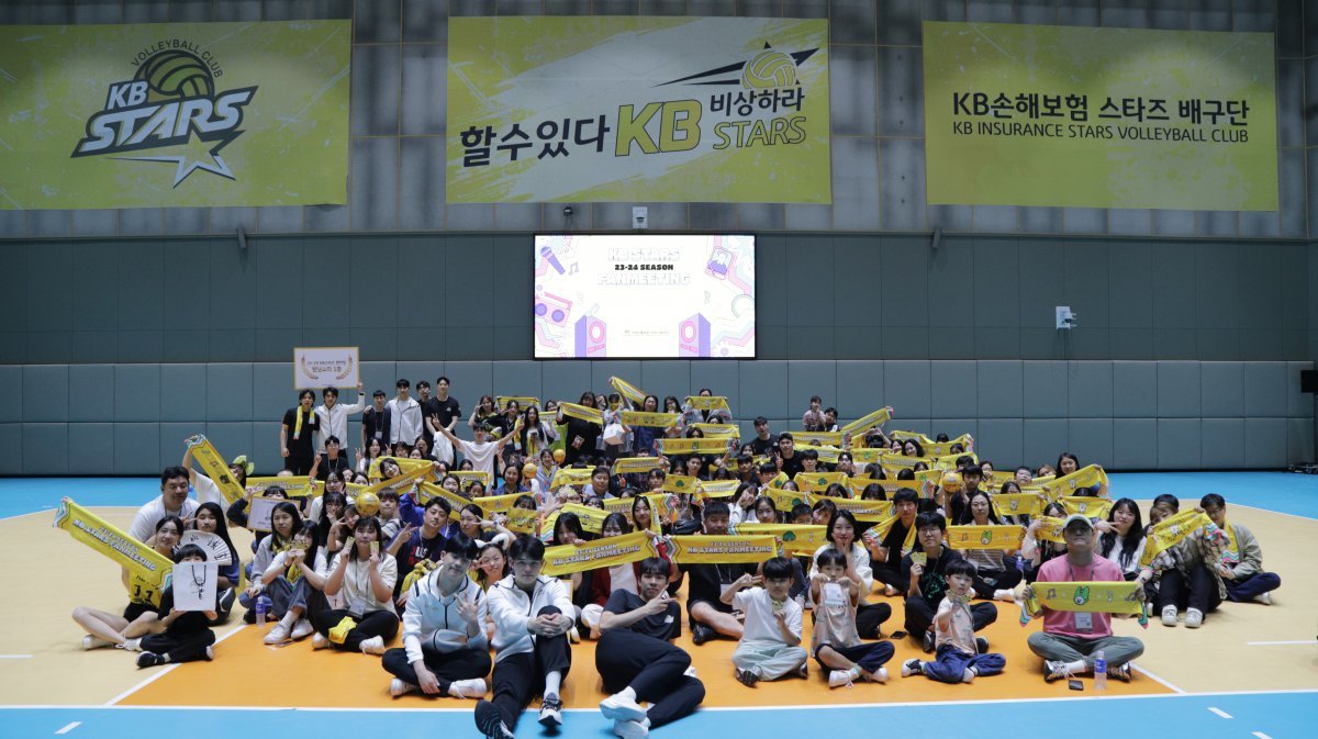 V리그 남자부 KB손배보험이 2024~2025시즌 동안 뜨거운 응원을 보내준 팬들을 위해 ‘팬 페스트’를 연다. 팬미팅, 선수들과 함께 떠나는 여행으로 구성됐다. 사진은 2023~2024시즌 종료 후 실시한 ‘팬 페스트’ 현장. 사진제공 |KB손해보험 배구단