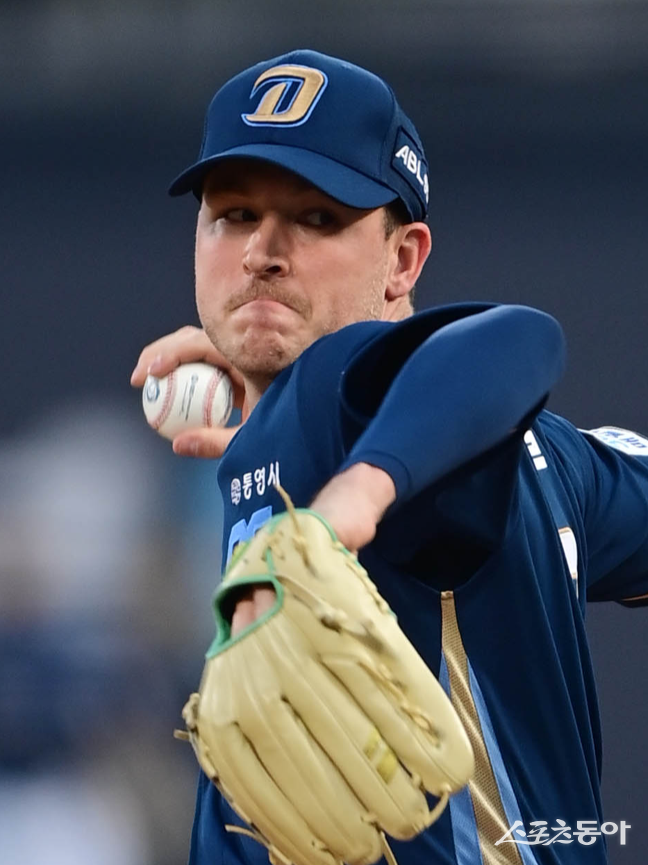 10일 수원KT위즈파크에서 열린 ‘2025 신한 SOL Bank KBO리그’ NC 다이노스와 KT 위즈의 경기에서 NC 선발 투수 라일리가 마운드에 올라 역투하고 있다.  수원 ｜ 주현희 기자 teth1147@donga.com