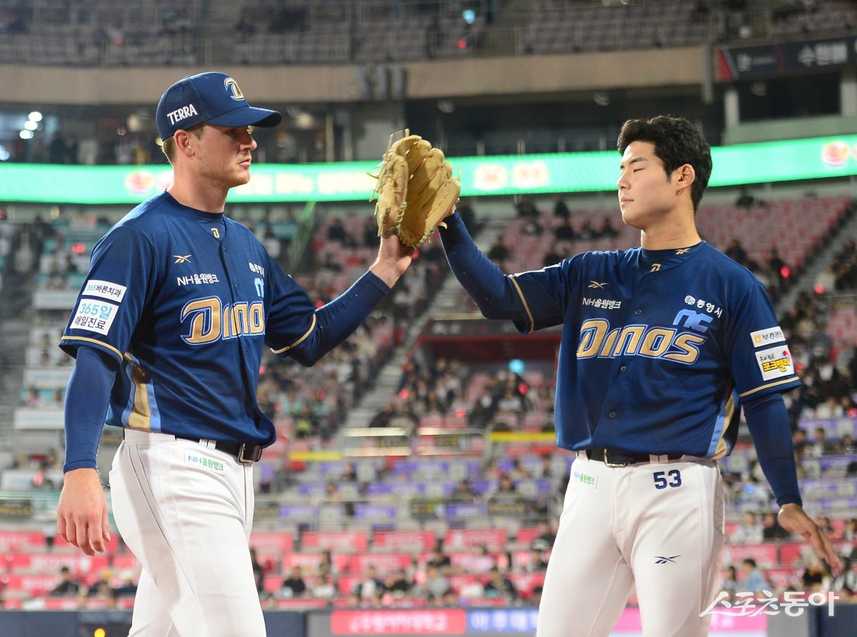 10일 수원KT위즈파크에서 열린 ‘2025 신한 SOL Bank KBO리그’ NC 다이노스와 KT 위즈의 경기에서 7회말 수비를 마친 NC 라일리가 더그아웃 앞에서 동료와 기쁨을 나누고 있다.  수원 ｜ 주현희 기자 teth1147@donga.com