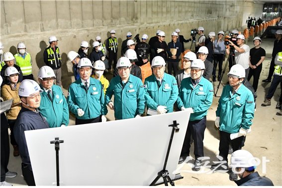 부산시의회 건설교통위원회가 10일 사상~하단선 새벽로 땅꺼짐 사고 현장을 찾아 특별 현장점검을 실시하고 있다. (사진제공=부산시의회)_