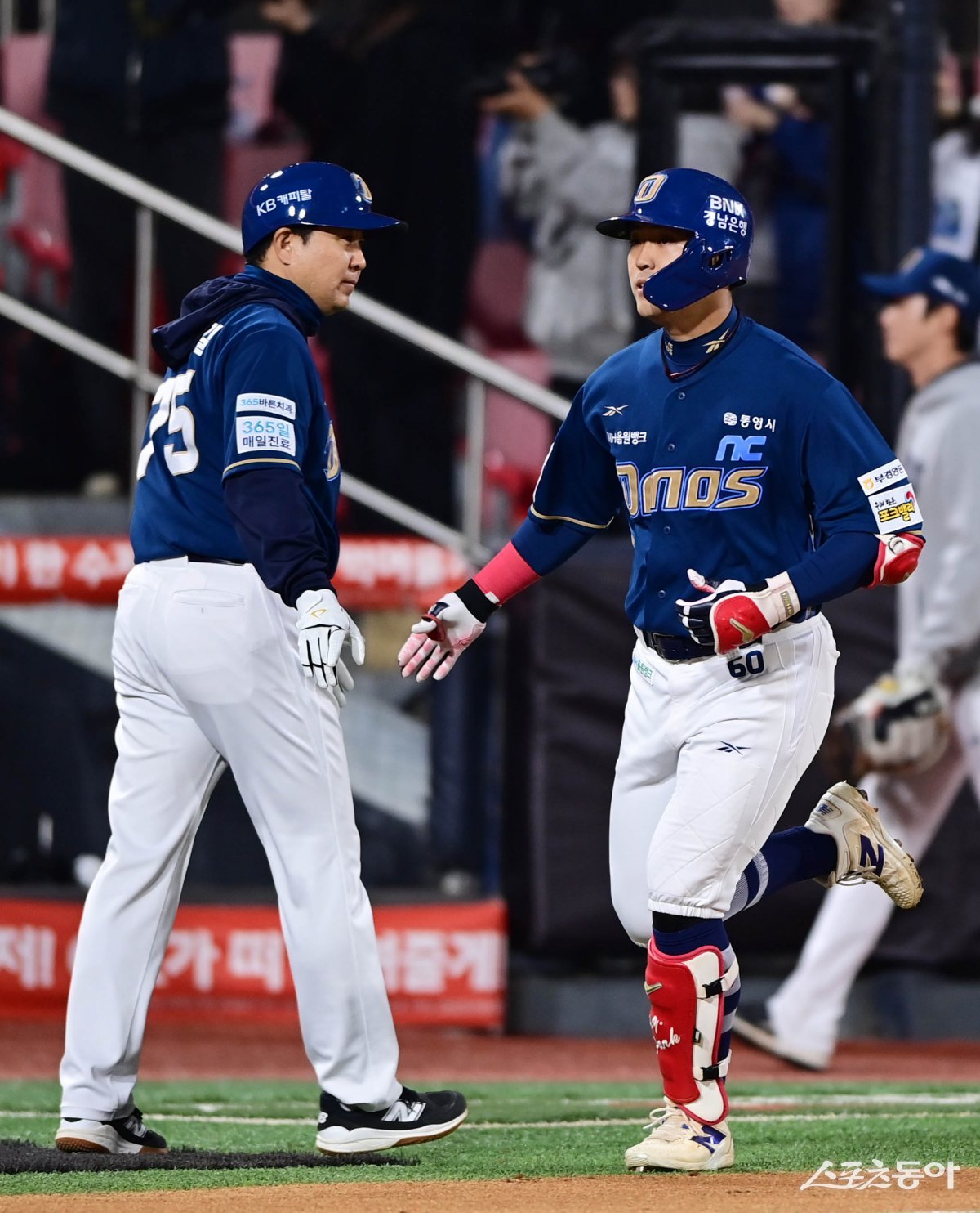 10일 수원KT위즈파크에서 열린 ‘2025 신한 SOL Bank KBO리그’ NC 다이노스와 KT 위즈의 경기에서 5회초 2사 NC 박한결이 좌월 솔로 홈런을 친 후 3루코치와 기쁨을 나누고 있다. 수원 | 주현희 기자 teth1147@donga.com