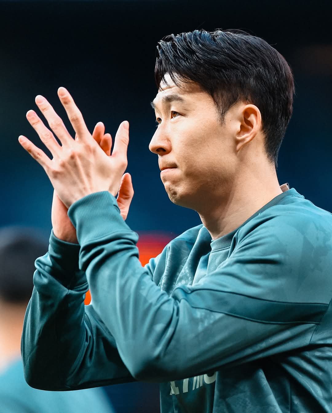 토트넘 주장 손흥민이 11일(한국시간) 프랑크푸르트와 유로파리그 8강 1차전 홈경기를 앞두고 홈 관중에게 감사인사를 하고 있다. 사진출처 | 토트넘 홋스퍼 SNS