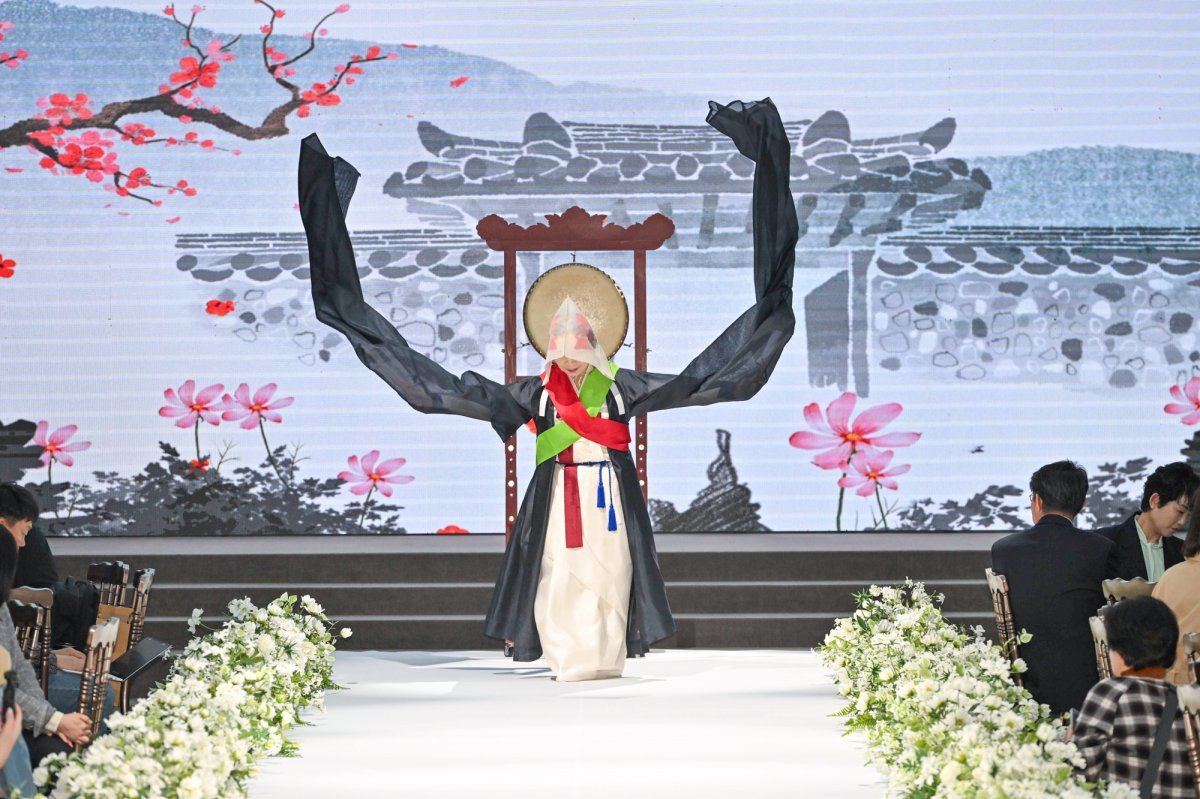 10일 서울 용산 피스앤파크 컨벤션에서 열린 ‘제95회 남원 춘향제 D-20 미디어 데이&앰배서더 네트워킹’의 축하공연 중 하나인 승무 무대. ‘조갑녀 전통춤보존회’ 대표로 활동하고 있는 무용가 정명희 선생이 공연했다 사진제공|지엔씨이십일