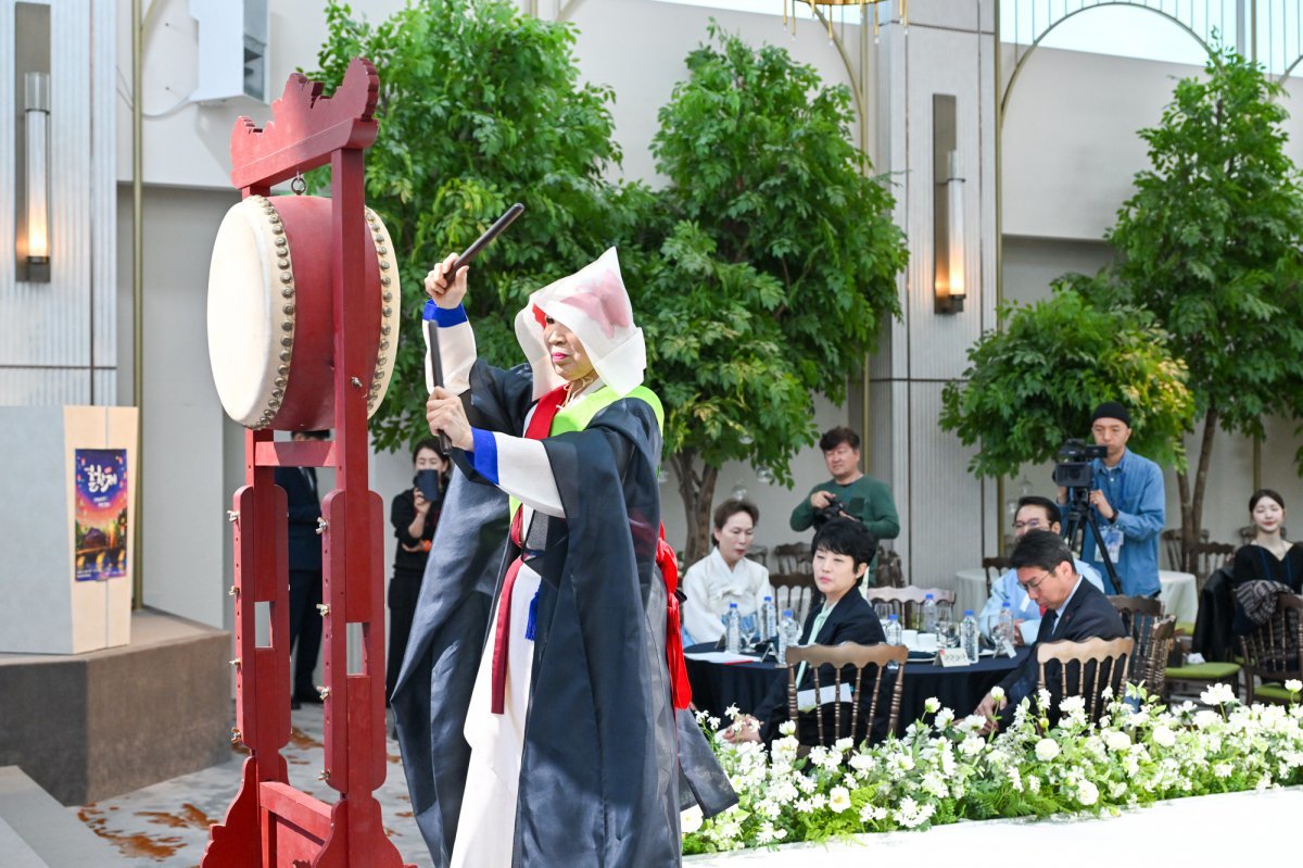 10일 서울 용산 피스앤파크 컨벤션에서 열린 ‘제95회 남원 춘향제 D-20 미디어 데이&앰배서더 네트워킹’의 축하공연 중 하나인 승무 무대. ‘조갑녀 전통춤보존회’ 대표로 활동하고 있는 무용가 정명희 선생이 공연했다 사진제공|지엔씨이십일