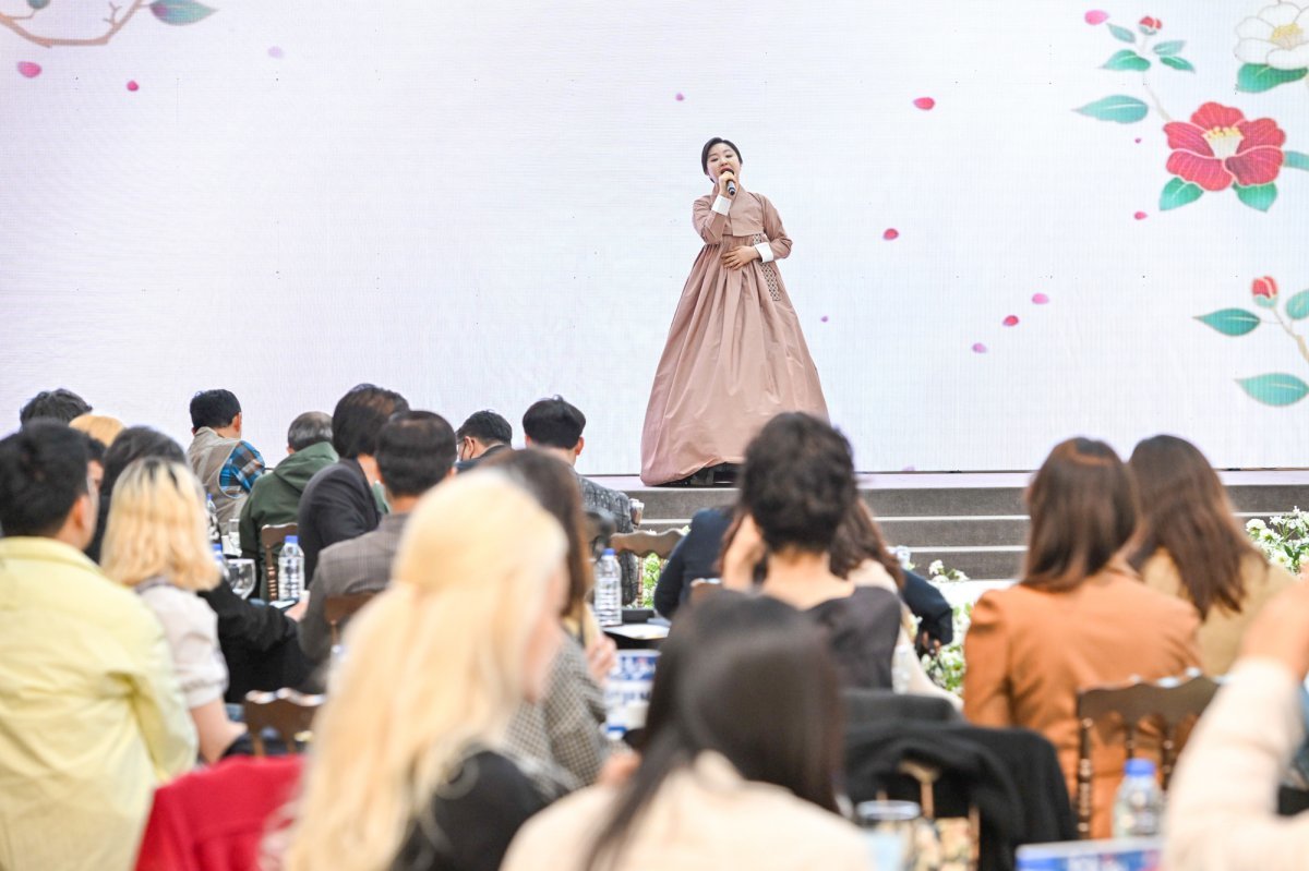 10일 서울 용산 피스앤파크 컨벤션에서 열린 ‘제95회 남원 춘향제 D-20 미디어 데이&앰배서더 네트워킹’의 축하공연 중 하나로 열린 국악인 오정해의 소리 무대 사진제공|지엔씨이십일