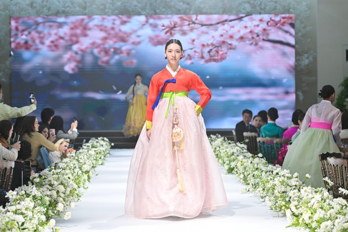 10일 서울 용산 피스앤파크 컨벤션에서 열린 ‘제95회 남원 춘향제 D-20 미디어 데이&앰배서더 네트워킹’에서 역대 미스 춘향들이 모델로 나선 한복 패션쇼. 한복명장 김혜순 디자이너가 마련한 다양한 한복을 미스 춘향들이 입고 런웨이를 걸었다 사진제공|지엔씨이십일