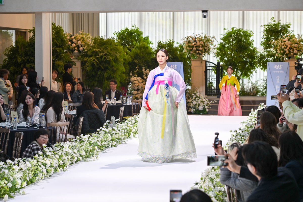 10일 서울 용산 피스앤파크 컨벤션에서 열린 ‘제95회 남원 춘향제 D-20 미디어 데이&앰배서더 네트워킹’에서 역대 미스 춘향들이 모델로 나선 한복 패션쇼. 한복명장 김혜순 디자이너가 마련한 다양한 한복을 미스 춘향들이 입고 런웨이를 걸었다 사진제공|지엔씨이십일
