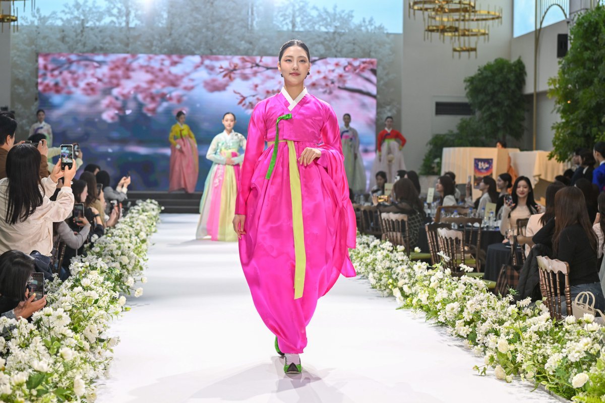 10일 서울 용산 피스앤파크 컨벤션에서 열린 ‘제95회 남원 춘향제 D-20 미디어 데이&앰배서더 네트워킹’에서 역대 미스 춘향들이 모델로 나선 한복 패션쇼. 한복명장 김혜순 디자이너가 마련한 다양한 한복을 미스 춘향들이 입고 런웨이를 걸었다 사진제공|지엔씨이십일