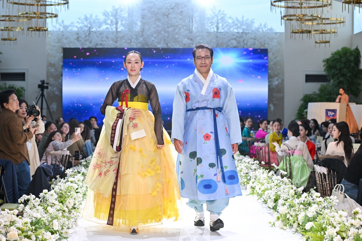 10일 서울 용산 피스앤파크 컨벤션에서 열린 ‘제95회 남원 춘향제 D-20 미디어 데이&앰배서더 네트워킹’에서 역대 미스 춘향들이 모델로 나선 한복 패션쇼의 휘날레. 최경식 남원시장(오른쪽)이 직접 무대에 올랐다. 이날 패션쇼에선 한복명장 김혜순 디자이너가 마련한 다양한 한복을 미스 춘향들이 입고 런웨이를 걸었다 사진제공|지엔씨이십일