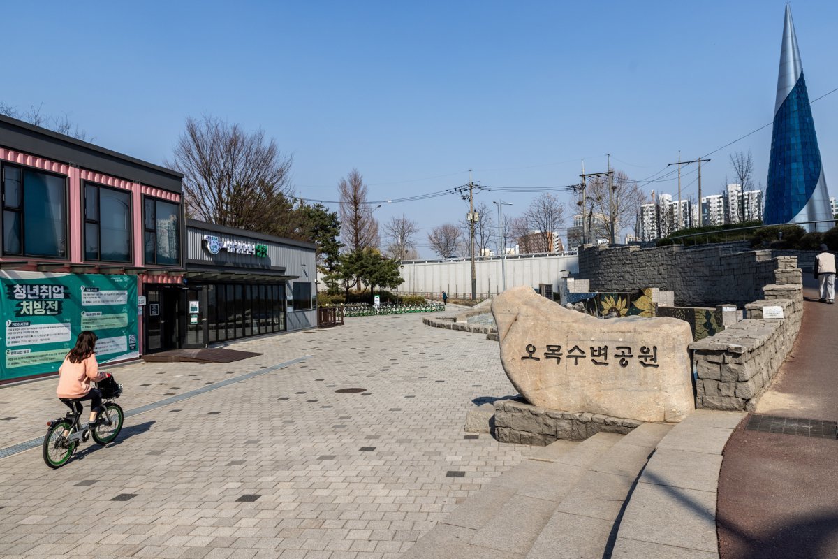 안양천 오목수변공원. 봄꽃이 화사하게 피는 곳은  라이딩을 하며 쉬어가기 좋다. 자전거를 잠시 멈추고 봄의 향기를 맡으며 사진을 찍거나 가벼운 간식을 즐길 수도 있다     사진제공｜서울관광재단