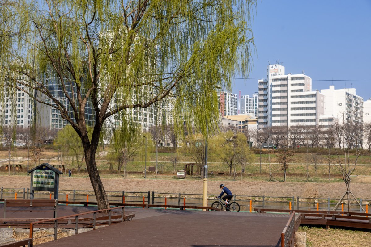 안양천 오목수변공원 코스는 서울 양평역에서 출발해 오목교를 거쳐 가산디지털 단지역까지 이어지는 5.7km의 구간이다. 경관부터 맛집까지 라이딩의 재미 요소가 풍부한 명소다    사진제공｜서울관광재단