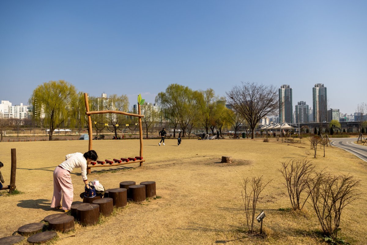 안양천의 가족공원. 아이들과 함께 가벼운 라이딩을 즐기다 이곳에서 휴식을 취하며 놀기 좋다      사진제공｜서울관광재단