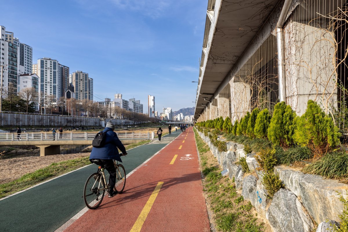 불광천변 자전거길을 달리는 라이더. 지하철 6호선 응암역에서 바로 시작하는 구간으로 불광천 자전거길을 통해 한적하고 잘 정비된 구간 6km를 즐길 수 있다         사진제공｜서울관광재단