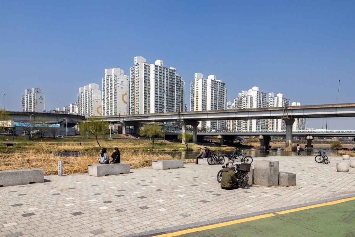 중랑천 자전거길의 월롱교 광장          사진제공｜서울관광재단