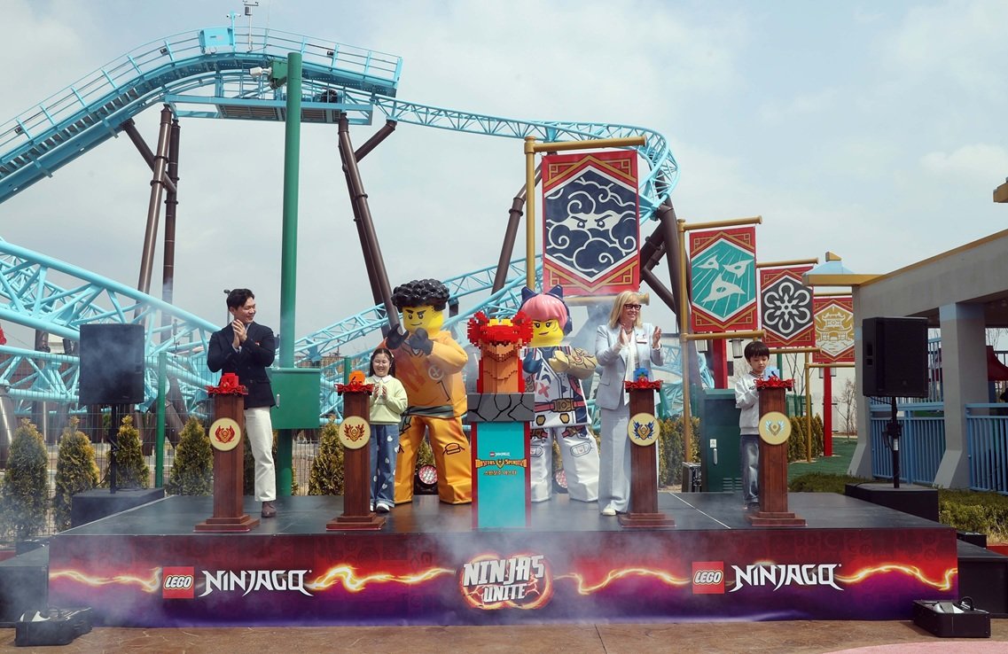 레고랜드 코리아 본사인 멀린 엔터테인먼트 피오나 이스트우드  CEO(오른쪽 2번째), 이순규 레고랜드 코리아 리조트 대표(왼쪽)  등이 어린이 앰버서더 2명과 함께 ‘스핀짓주 마스터’ 그랜드 오프닝 세리머니를 진행하고 있다   사진제공｜레고랜드코리아