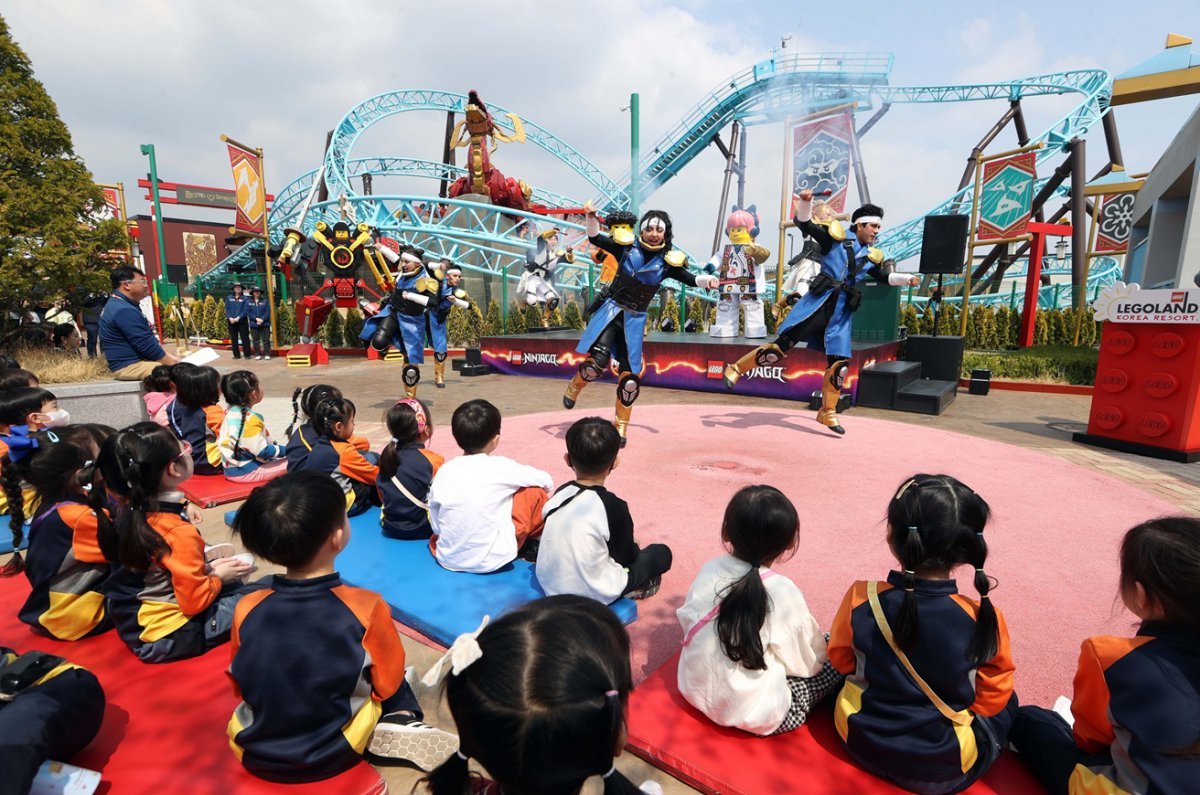 레고랜드 코리아가 4월 10일 진행한 ‘스핀짓주 마스터’ 공식 오픈 기념 그랜드 오프닝 세리머니의 웰컴 공연     사진제공｜레고랜드 코리아
