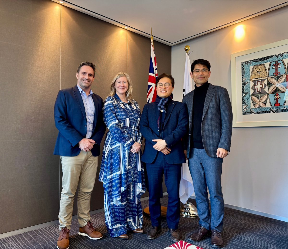 리차드 던시스 뉴질랜드 무역산업진흥청 대표, 던 베넷주한 뉴질랜드 대사, 박일범 광동제약 천연물융합연구개발본부장, 김진수 광동제약 건식연구개발팀 연구원(왼쪽부터)        사진제공｜광동제약