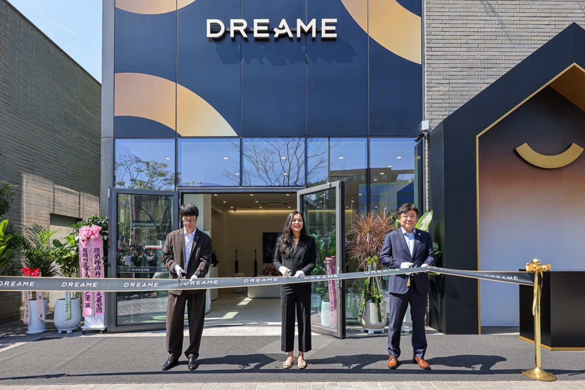 드리미 플래그십스토어 오픈식 (좌측부터 글로벌사업부 대표 마이클, 한국, 호주 등 총괄이사 메기, 코오롱글로벌 박재민 본부장)