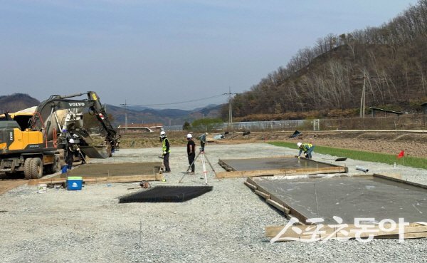 안동시가 산불피해 이재민에게 공급할 선진이동주택 바닥 기초작업을 하고 있다. 사진제공 ㅣ 안동시