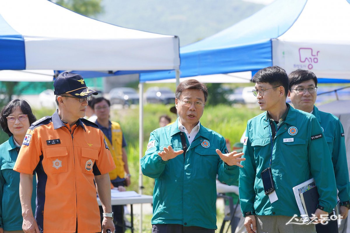 신상진 성남시장이 2024년 5월 23일 실시한 재난대응 능력 강화를 위한 ‘안전한국훈련’ 에서 현장을 지휘하고 있다. 사진제공ㅣ성남시