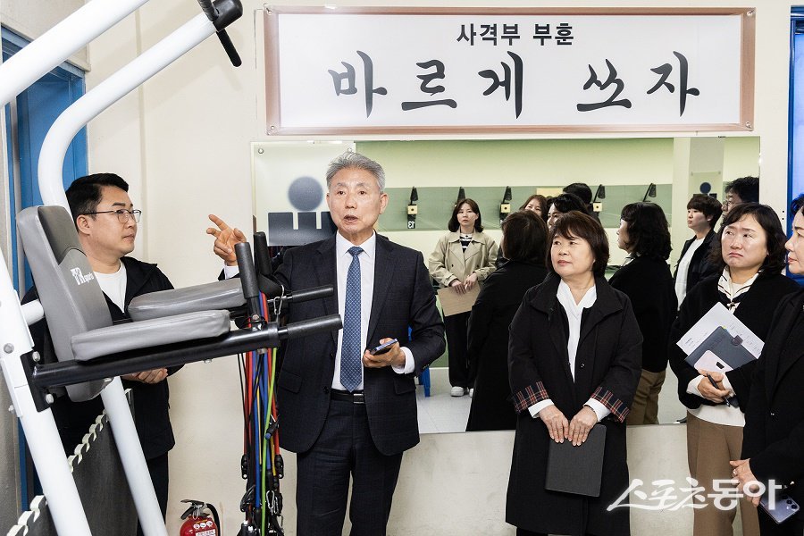 인천 계양구, 윤환 계양구청장이 관내 중학교 3곳 방문을 방문하여 현장의 목소리를 직접 듣고 있다. 사진제공|인천 계양구청