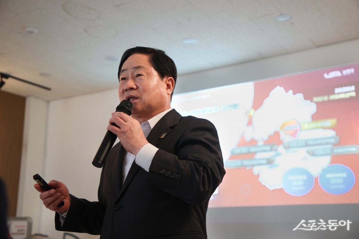 주광덕 시장이 11일 남양주정원지원센터에서 ‘2025년 제1차 슈퍼성장위원회 정기회의’를 개최하고 있다.  사진제공ㅣ남양주시