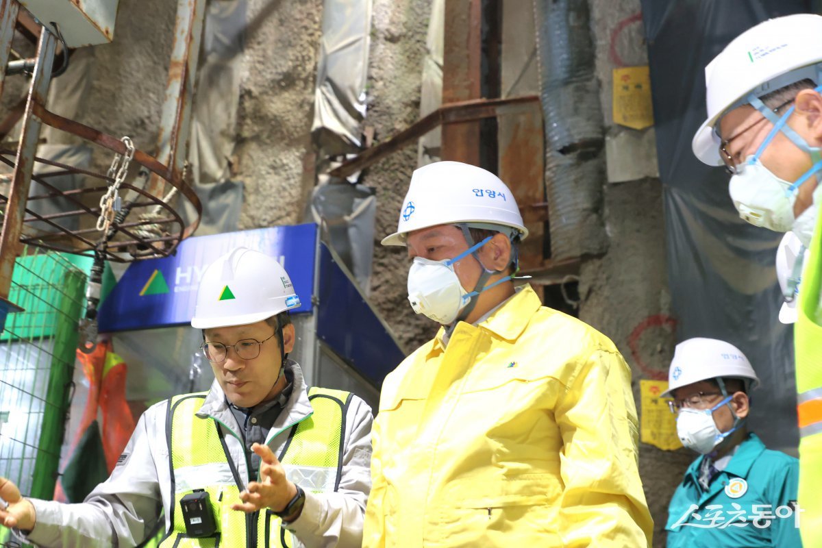 최대호 안양시장과 관계 부서 직원 등이 12일 오전 11시 월판선 제6공구의 지하 공사현장을 확인했다. 사진제공｜안양시