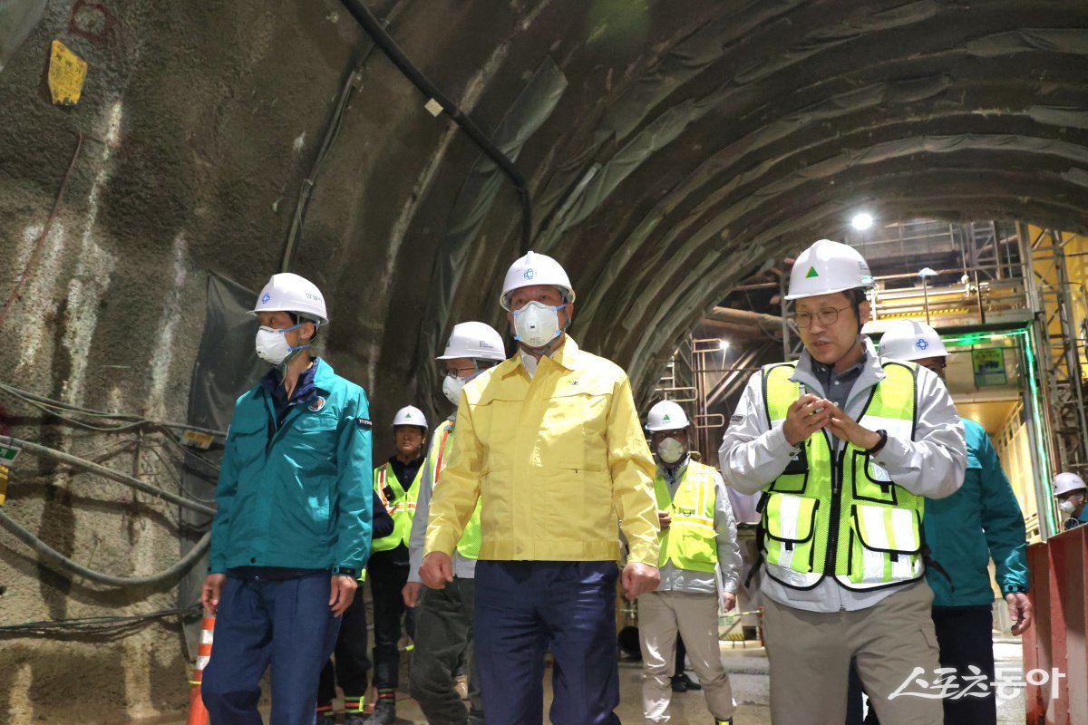 최대호 안양시장과 관계 부서 직원 등이 12일 오전 11시 월판선 제6공구의 지하 공사현장을 확인했다. 사진제공｜안양시