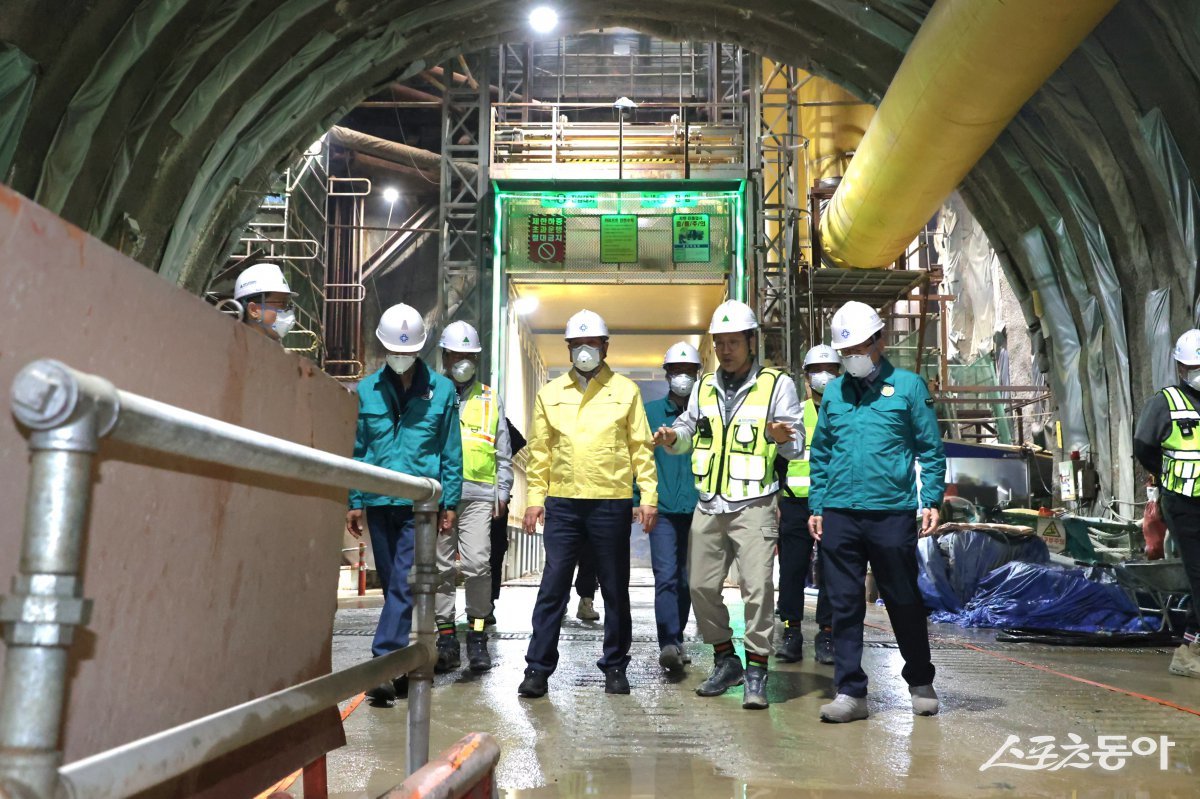 최대호 안양시장과 관계 부서 직원 등이 12일 오전 11시 월판선 제6공구의 지하 공사현장을 확인했다. 사진제공｜안양시