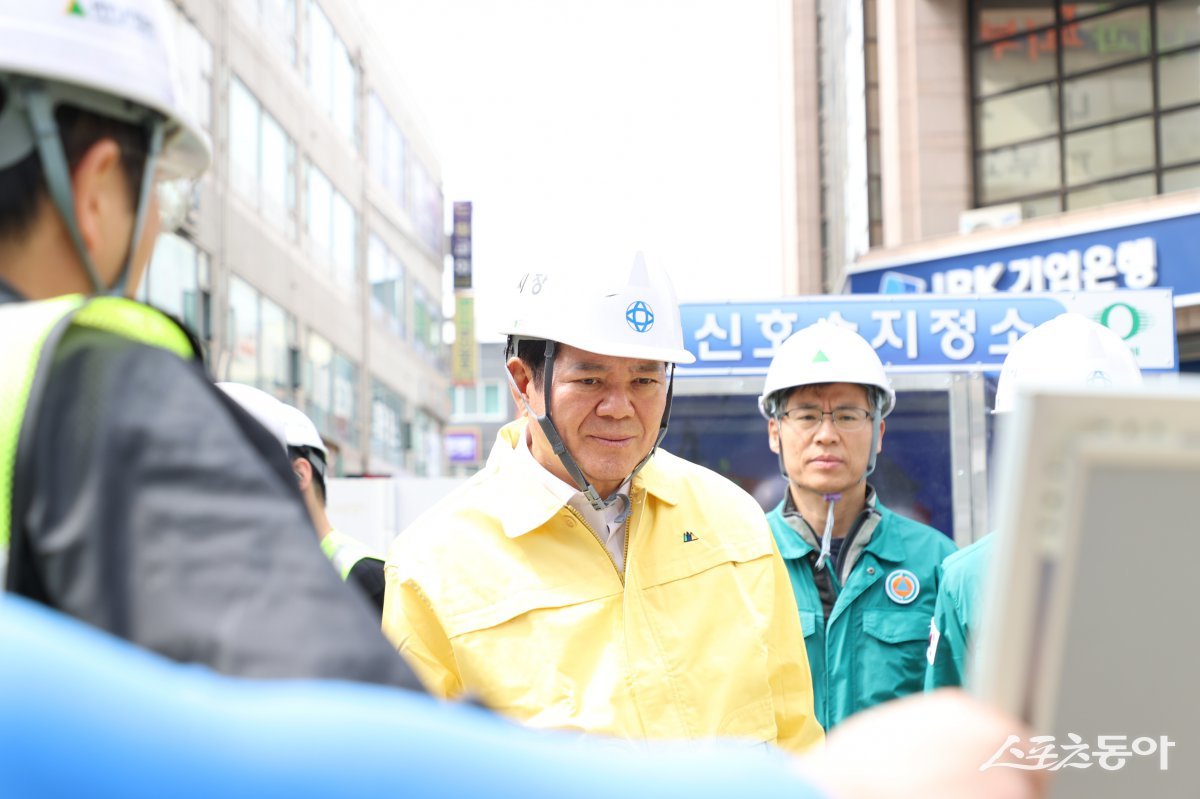 최대호 안양시장과 관계 부서 직원 등이 12일 오전 11시 월판선 제6공구의 지하 공사현장을 확인했다. 사진제공｜안양시