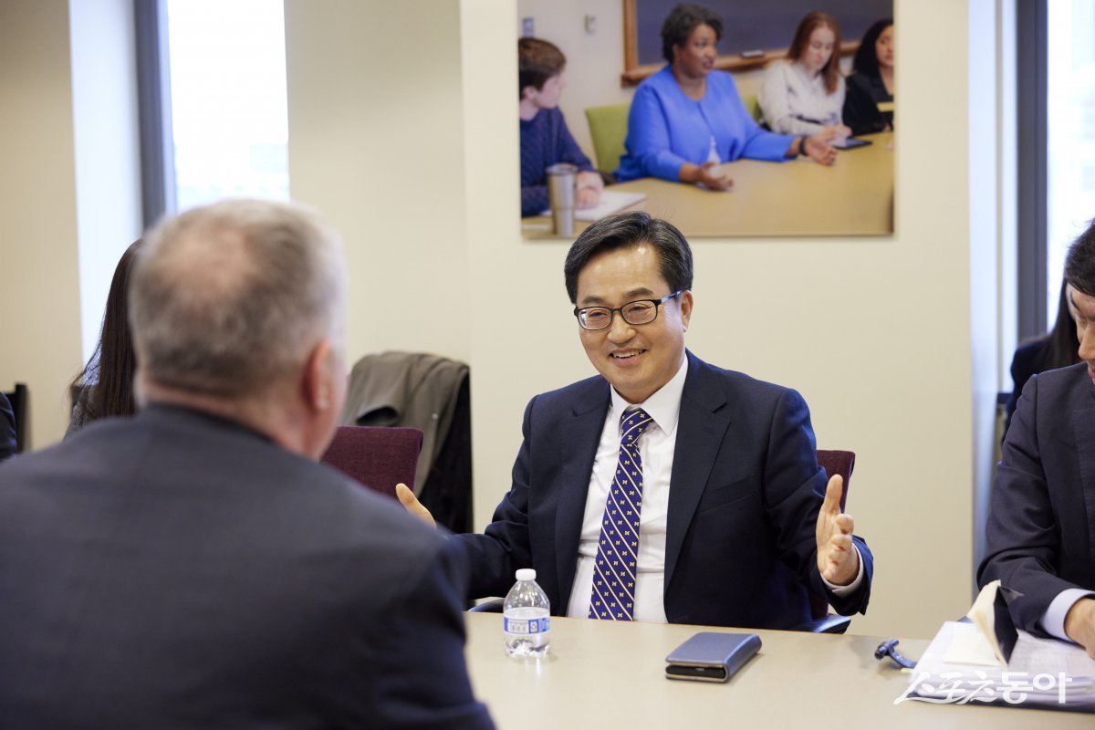 김동연 경기도지사가 미국 미시간주 현지시각 10일 오후 미시간대 포드스쿨에서 스티븐 비건 前 국무부 부장관과 면담을 하고 있다. 사진제공|경기도