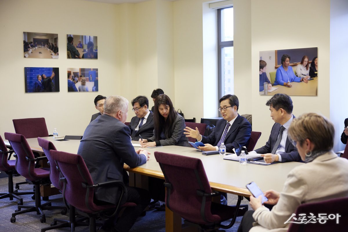 김동연 경기도지사가 미국 미시간주 현지시각 10일 오후 미시간대 포드스쿨에서 스티븐 비건 前 국무부 부장관과 면담을 하고 있다. 사진제공|경기도