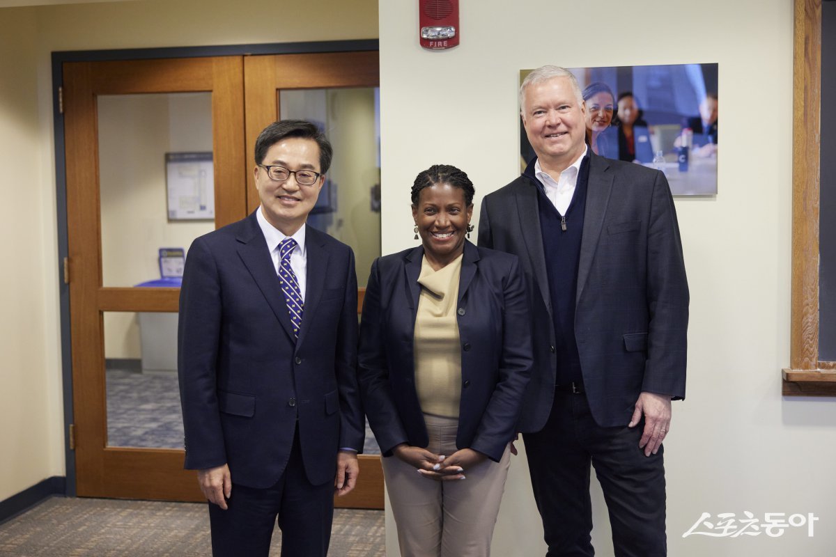 김동연 경기도지사가 미국 미시간주 현지시각 10일 오후 미시간대 포드스쿨에서 스티븐 비건 前 국무부 부장관과 면담을 하고 기념촬영을 하고 있다. 사진제공|경기도