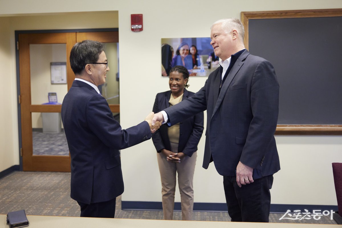 김동연 경기도지사가 미국 미시간주 현지시각 10일 오후 미시간대 포드스쿨에서 스티븐 비건 前 국무부 부장관과 면담을 하고 있다. 사진제공|경기도