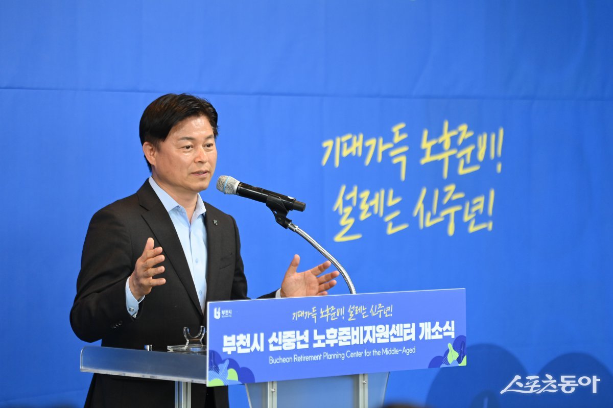 조용익 부천시장이 축하인사를 전하고 있다. 사진제공｜부천시