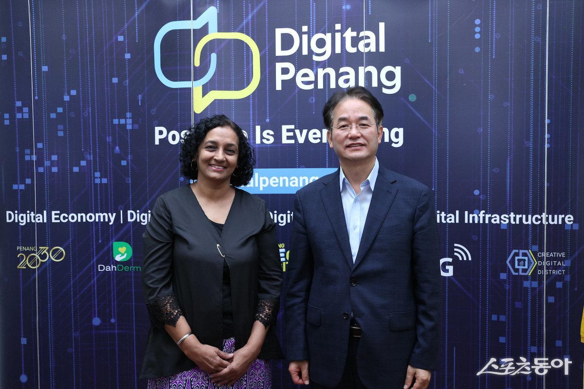 디지털 페낭(Digital Penang) 운영 이사 삿남 코어(Satnam Kaur)와 이동환 고양시장(오른쪽). 사진제공ㅣ고양시