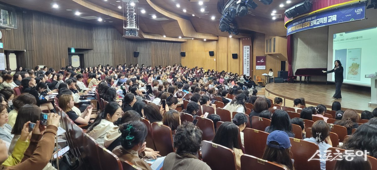 남양주시는 지난 10일 정약용도서관 1층에서 ‘4월 휴먼북(book)요일’ 프로그램의 일환으로 ‘힐링 어반스케치’ 강좌를 운영하고 있다. 사진제공ㅣ남양주시