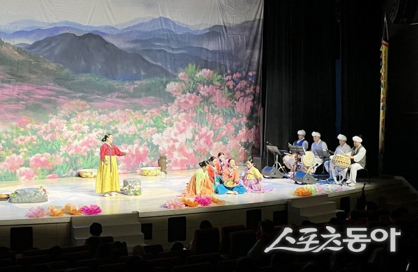 영주시가 대구어린이세상 꾀꼬리극장에서 진행한 마당놀이 ‘덴동어미 화전놀이’ 공연이 펼쳐지고 있다. 사진제공 ㅣ 영주시