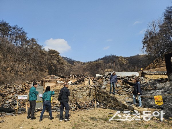 경상북도가 최근 발생한 초대형 산불로 인한 문화유산 긴급 안전점검을 실시하고 있다. 사진제공 ㅣ 경북도