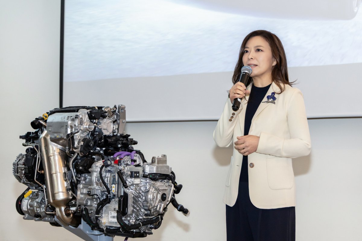 방실 스텔란티스코리아 사장이 ‘스마트 하이브리드 테크 아카데미’에서 스텔란티스의 새로운 하이브리드 기술에 대해 소개하고 있다. 사진제공 ｜스텔란티스코리아
