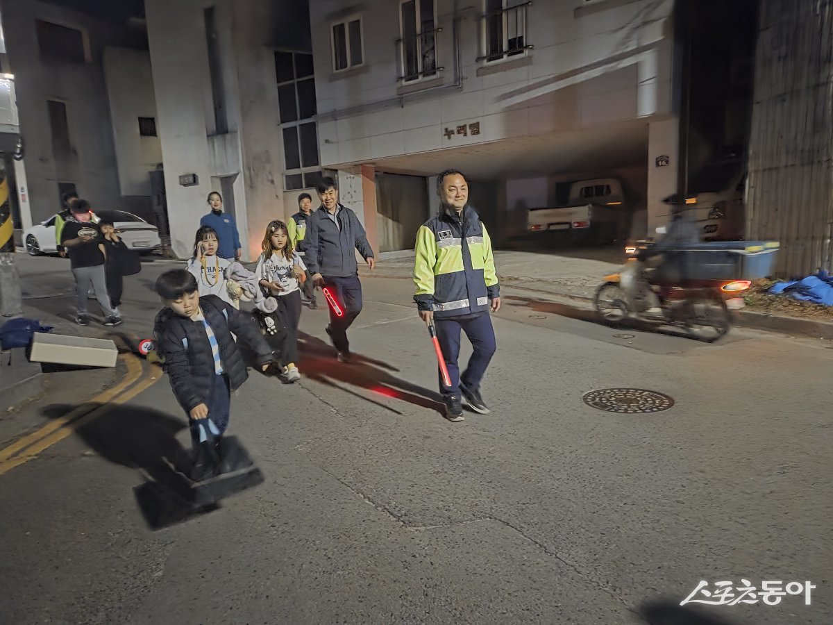 구미시 도량동자율방범대원들이 아이들과 함께 밤길을 걷고 있다. 사진제공ㅣ구미시